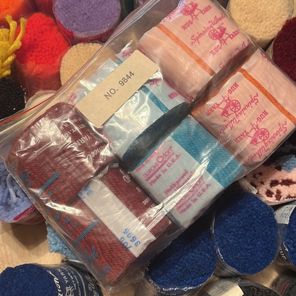Vtg SPINNING WHEEL MARY MAXIM PreCut Latch Hook Rug yarn LOT 48 1-oz packs NEW - Picture 3 of 17